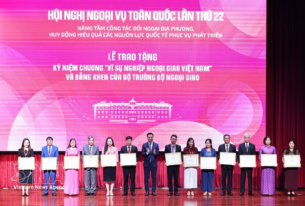 Minister of Foreign Affairs Dang Hoang Giang presents Certificates of Merit to collectives with outstanding contributions to local external work. (Photo: VNA) vnanet-vna-potal-hoi-nghi-ngoai-vu-toan-quoc-lan-thu-22.jpg