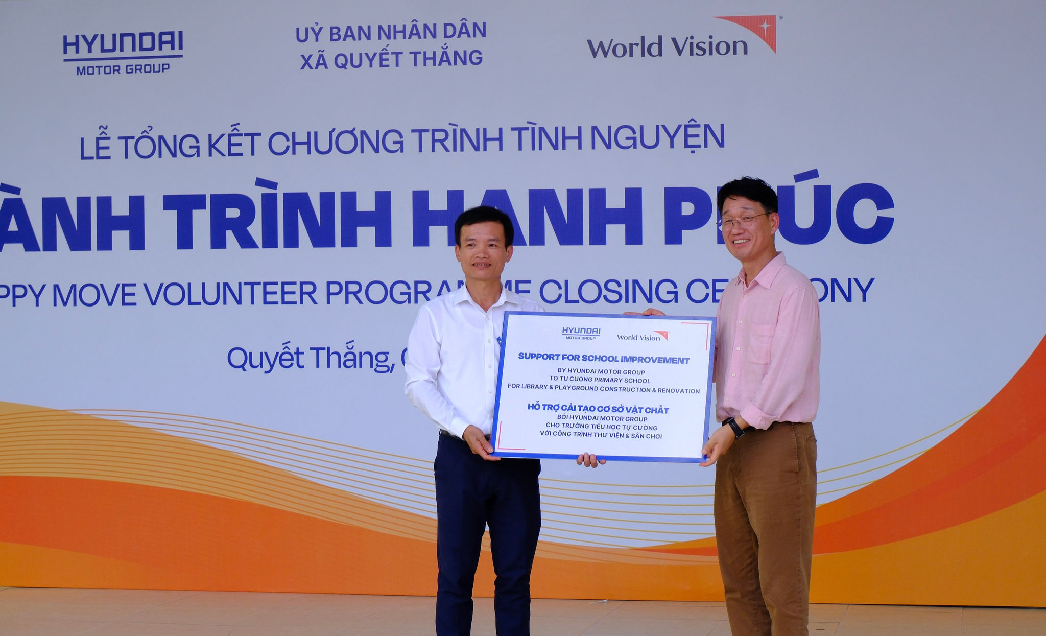 Dien dien Hyundai ong Junheang Heo (phai), PCT Truong bo phan kinh doanh VN, Hyundai Motor Group trao khoan ho tro cho truong tieu hoc