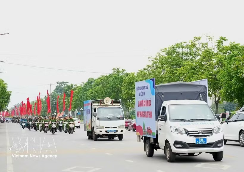 A parade through streets in Bac Giang ward, Bac Ninh province helps spread the message of building a safe and civilised traffic culture among the public (Photo: VNA)