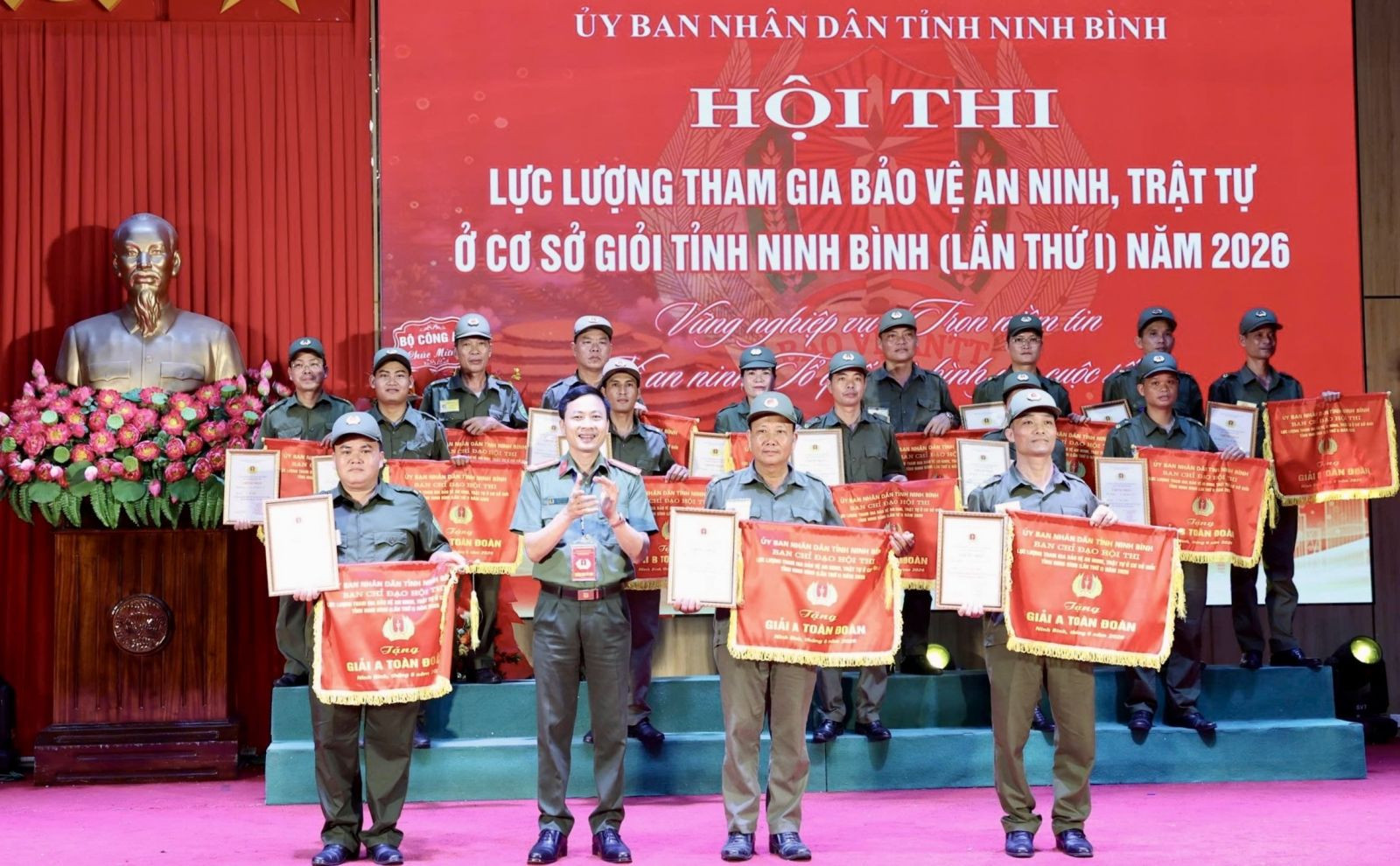 Đồng chí Đại tá Lê Văn Tuấn, Phó Giám đốc Công an tỉnh, Trưởng Ban Tổ chức Hội thi trao thưởng cho các Đội tuyển Cụm thi đua số 11, Cụm thi đua số 2 và Cụm thi đua số 16 đạt Giải A toàn đoàn. (