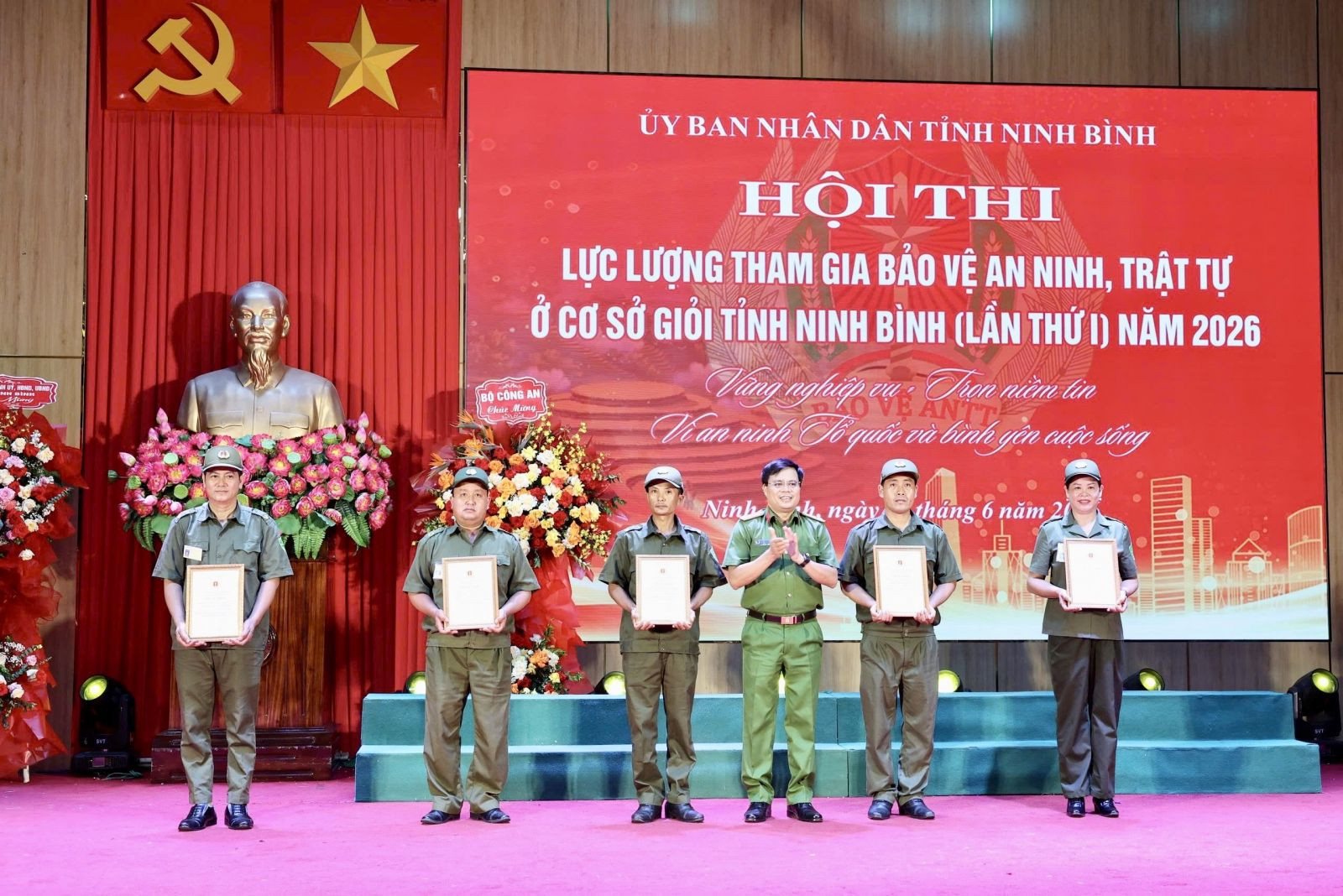 Đại diện Ban Tổ chức trao các giải phần thi Lý thuyết cho các cá nhân xuất sắc. (
