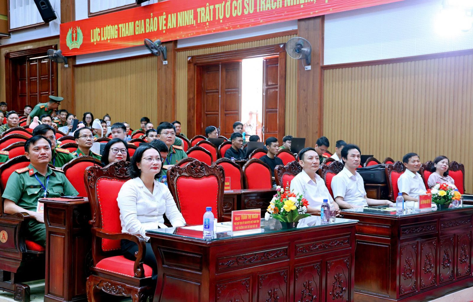 Các đồng chí lãnh đạo, đại biểu tham dự khai mạc Hội thi. (