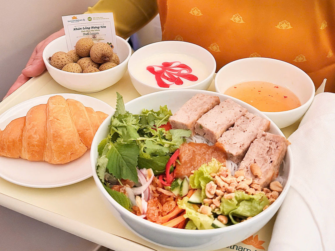 2. Mỗi phần nhãn đều kèm bảng thẻ giới thiệu nguồn gốc và vùng trồng, giúp hành khách tìm hiểu thêm về sản vật ngay trong hành trình