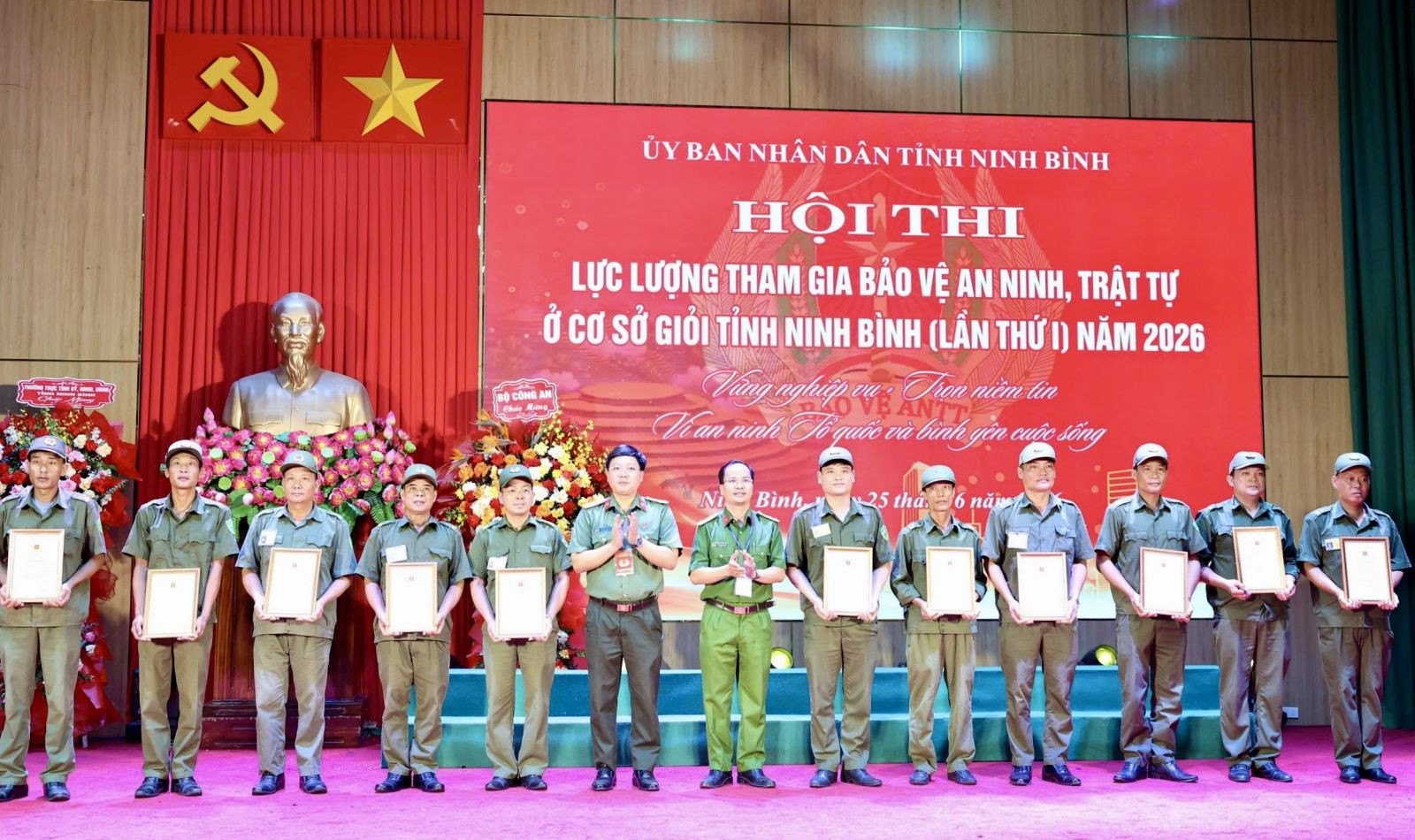 Đại diện Ban Tổ chức trao Giải phần thi Xử lý tình huống xuất sắc nhất cho Đội tuyển Cụm thi đua số 11 và Giải phần thi Tài năng xuất sắc nhất cho Đội tuyển Cụm thi đua số 2.