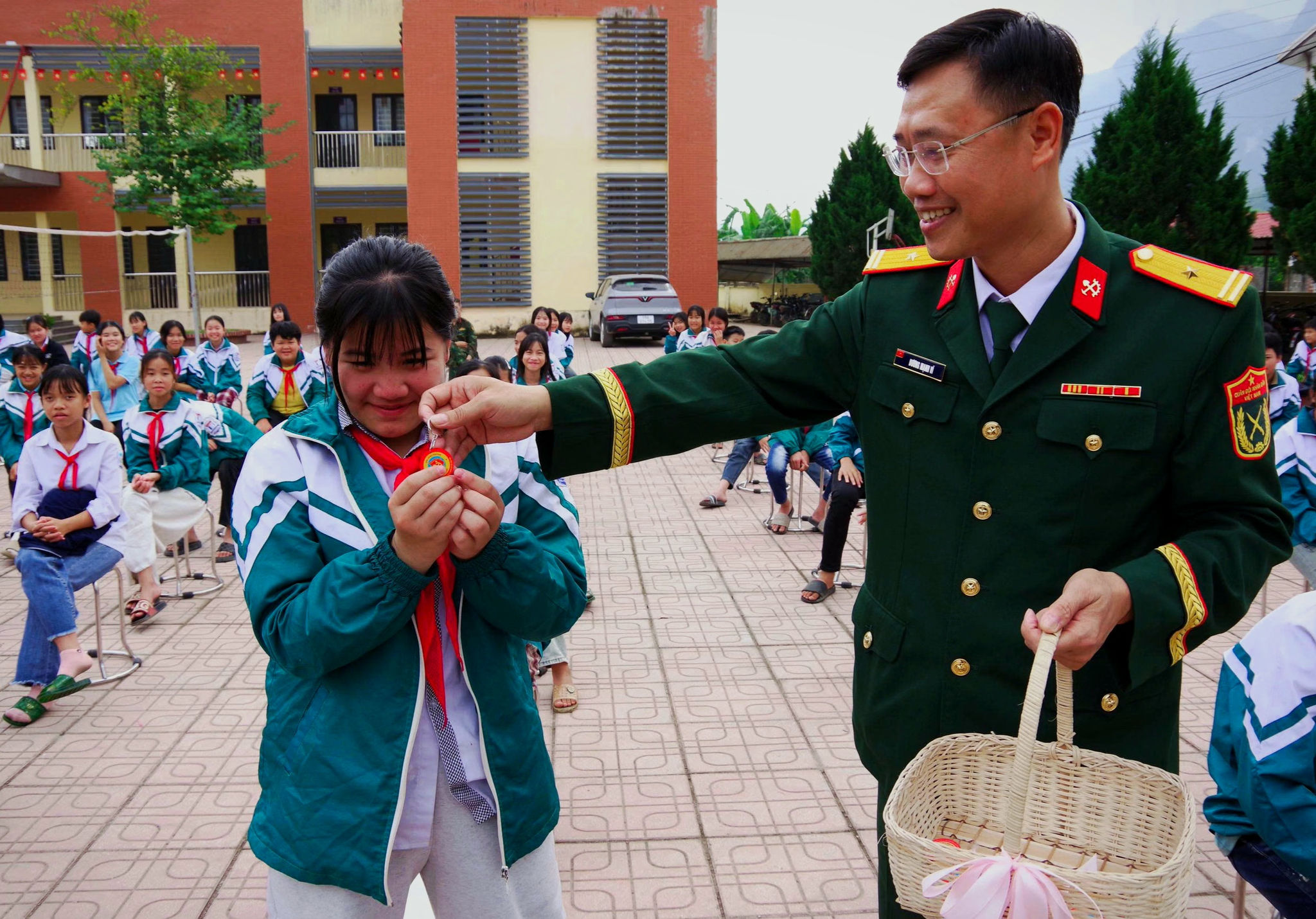 Móc khóa pháp luật được cán bộ Lữ đoàn 239 trao tận tay học sinh. Ảnh: Ngọc Nga