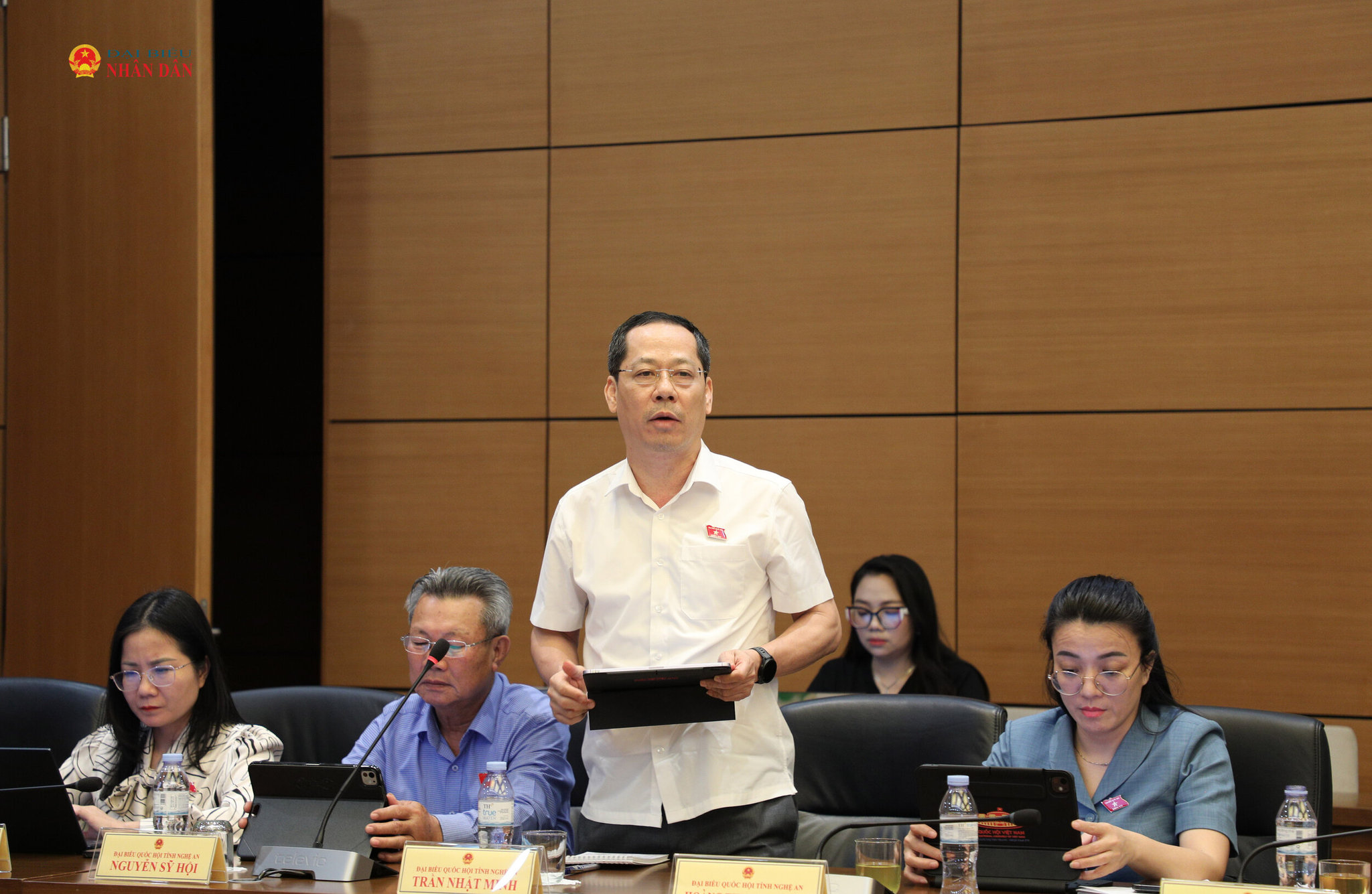 Đại biểu Trần Nhật Minh (Nghệ An) phát biểu thảo luận tại tổ