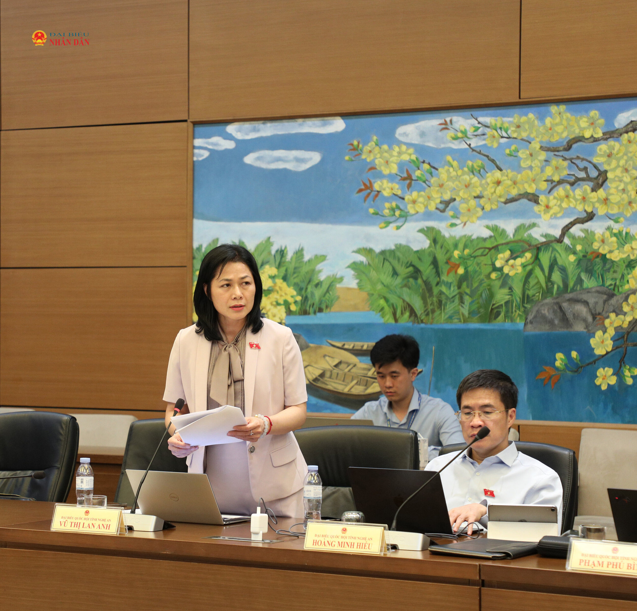 Đại biểu Vũ Thị Lan Anh (Nghệ An) phát biểu thảo luận tại tổ