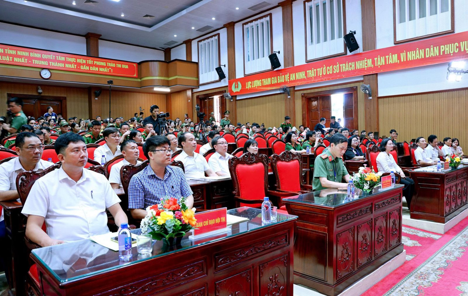 Các đồng chí lãnh đạo, đại biểu tham dự khai mạc Hội thi. (