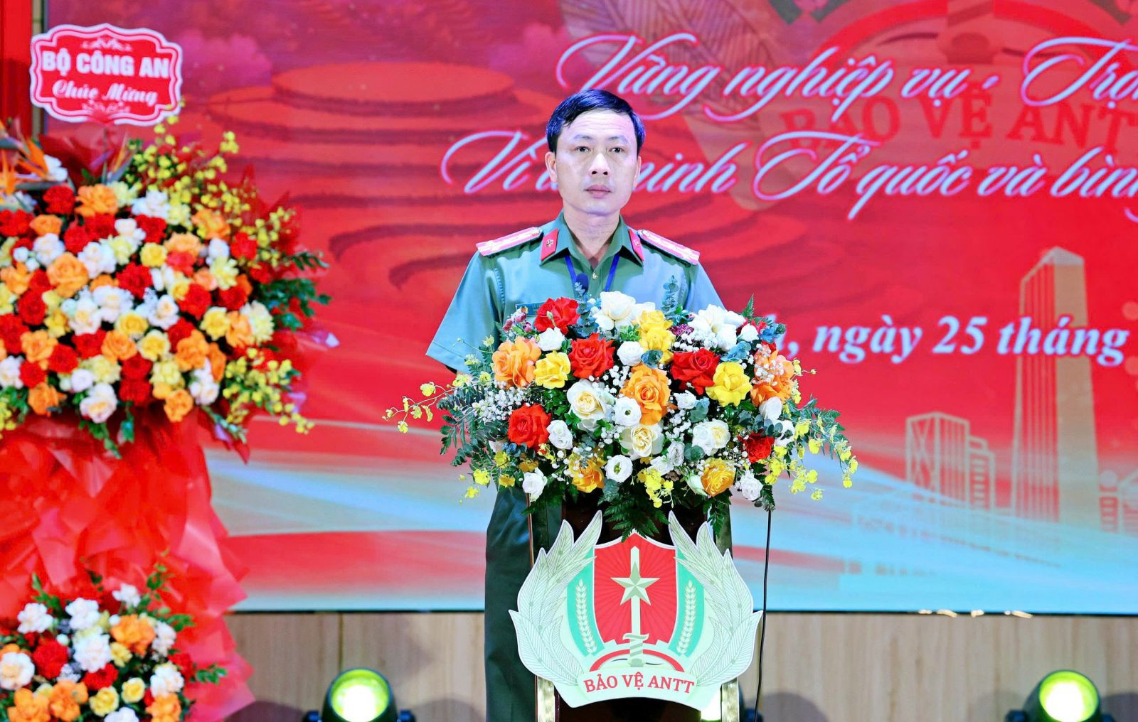 Đồng chí Đại tá Lê Văn Tuấn, Phó Giám đốc Công an tỉnh, Trưởng Ban Tổ chức phát biểu khai mạc Hội thi. (