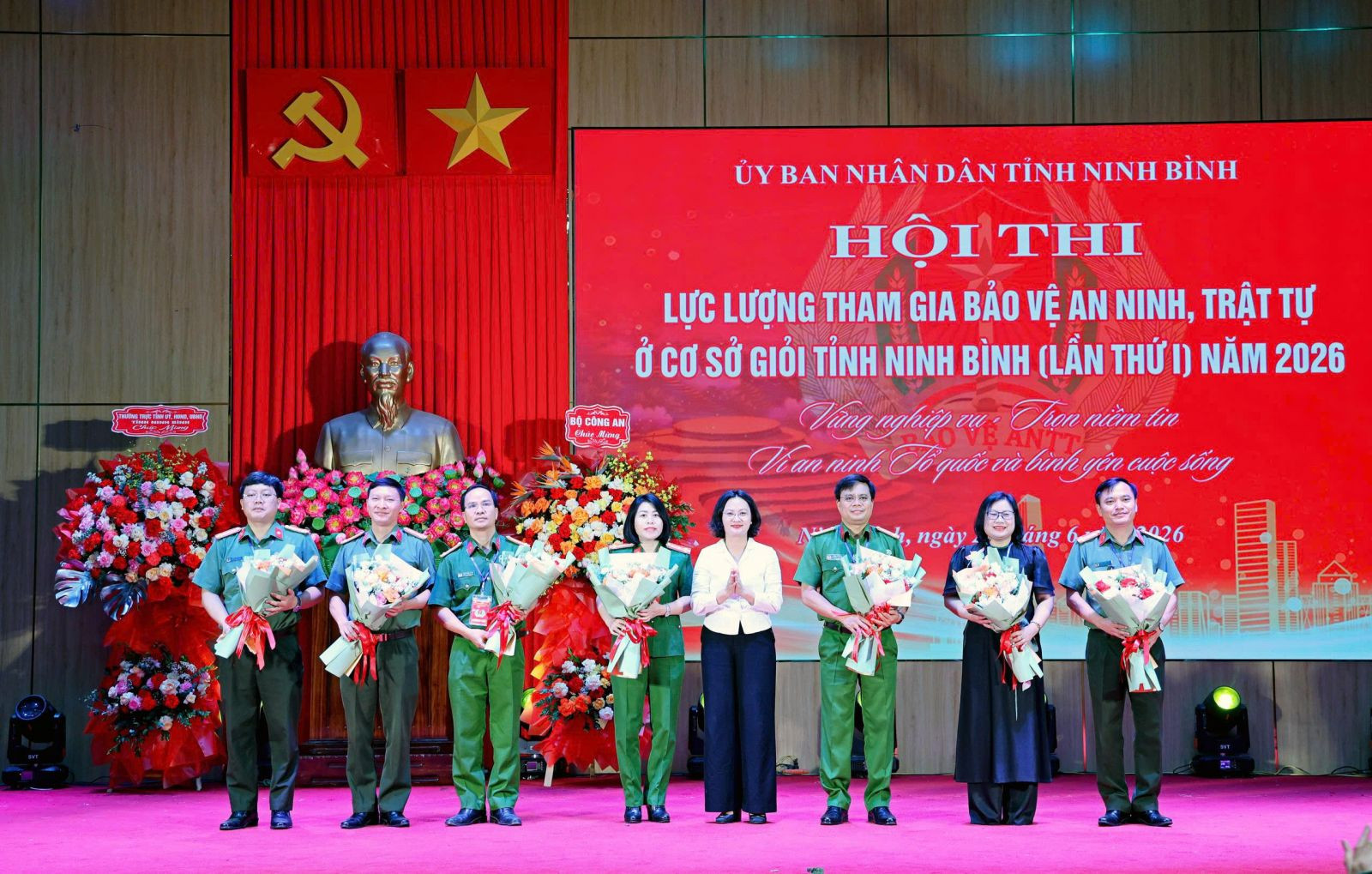 Đồng chí Trần Thị Ngân, Phó Chủ tịch UBMTTQ Việt Nam tỉnh, Phó Trưởng Ban Chỉ đạo Hội thi tặng hoa cho các thành viên Ban Giám khảo. (