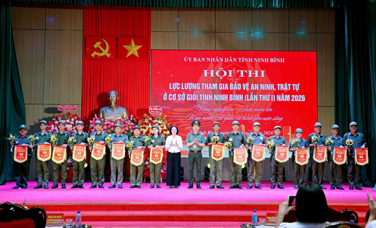 Đồng chí Đại tá Lê Văn Tuấn, Phó Giám đốc Công an tỉnh, Trưởng Ban Tổ chức Hội thi; đồng chí Trần Thị Ngân, Phó Chủ tịch UBMTTQ Việt Nam tỉnh, Phó Trưởng Ban Chỉ đạo Hội thi tặng Cờ lưu niệm và hoa cho đại diện 16 đội tuyển tham dự Hội thi. (