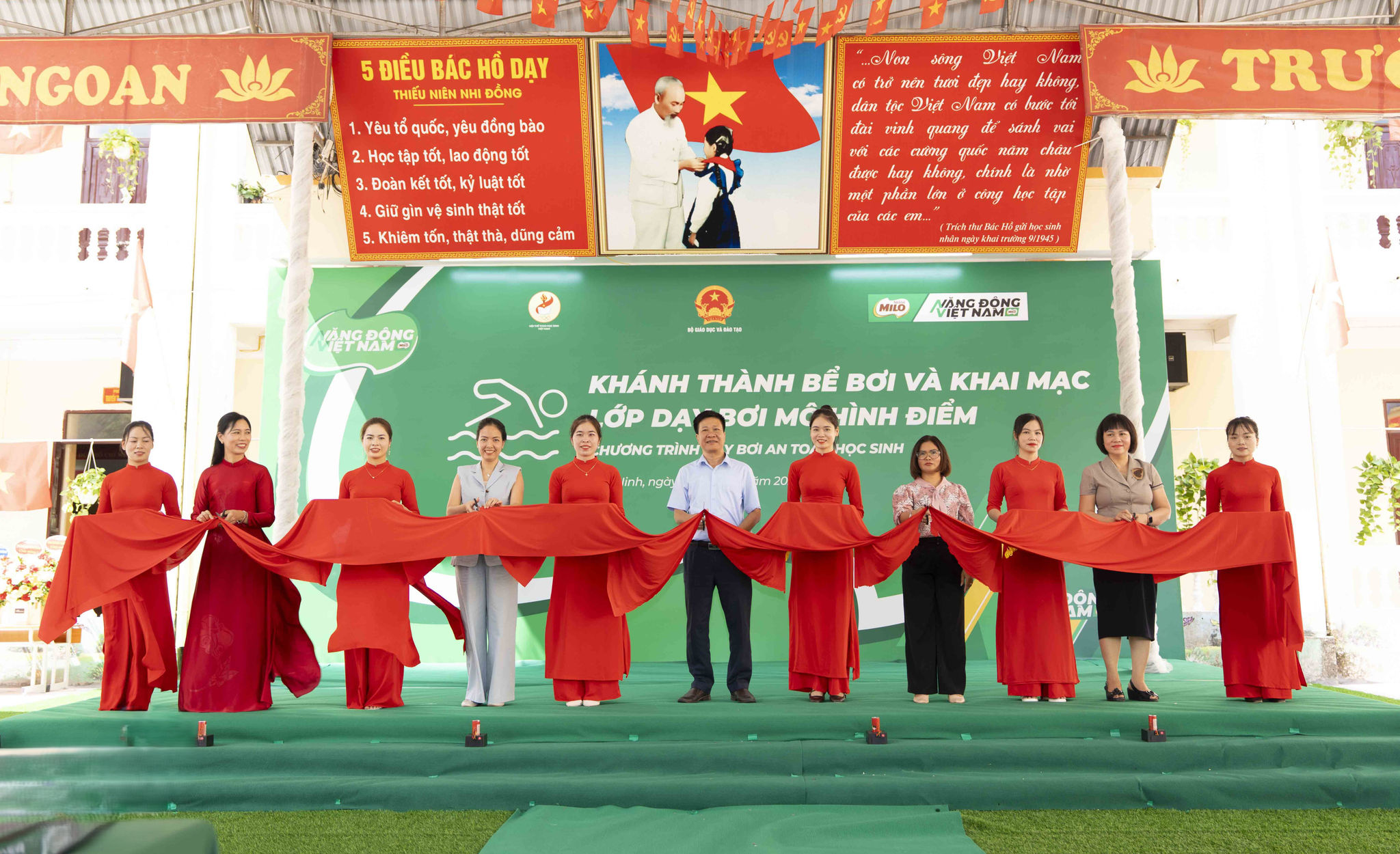 Các đại biểu cắt băng khánh thành bể bơi tại sự kiện