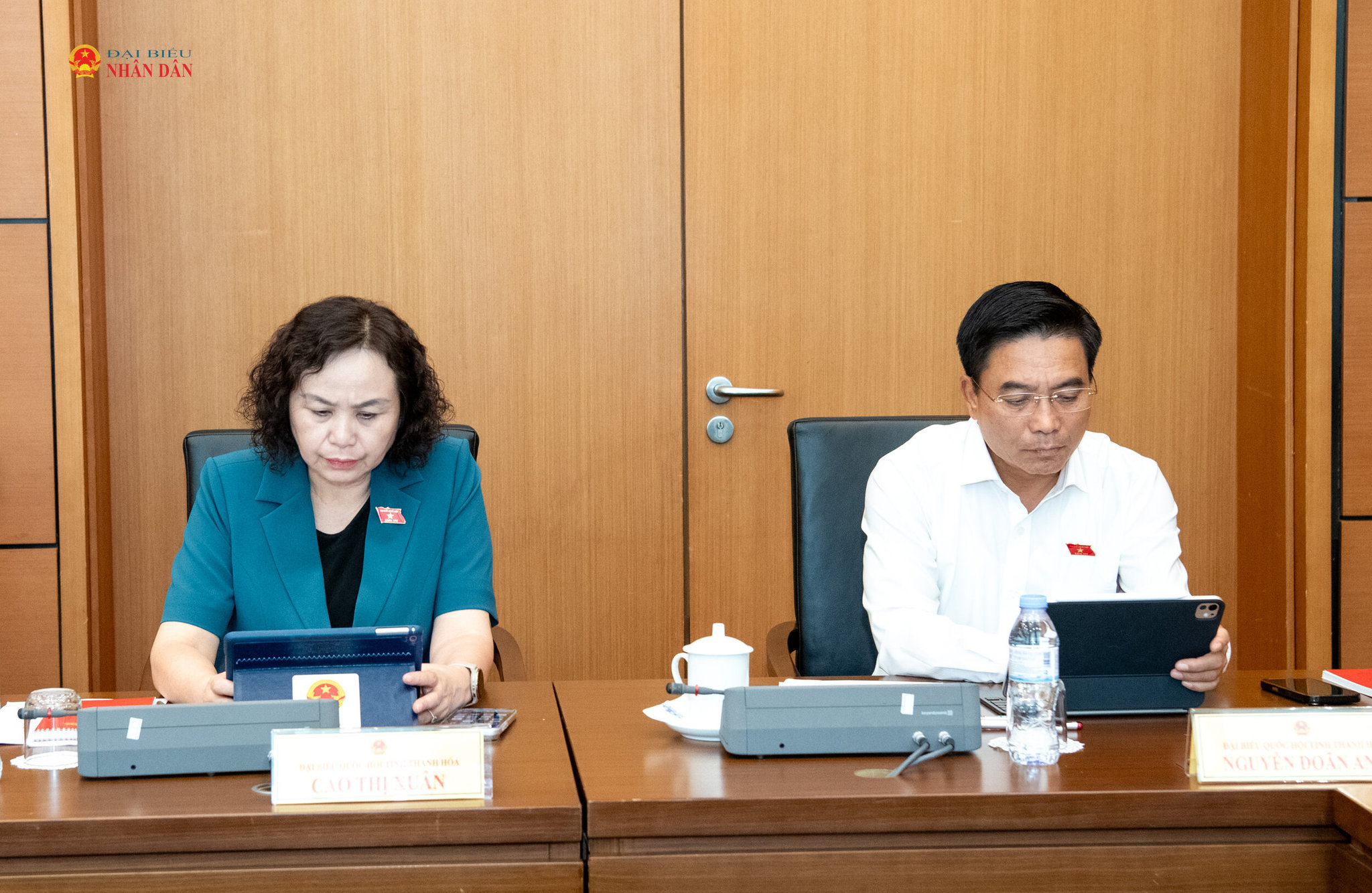 Phó chủ tịch Quốc hội, Thượng tướng Nguyễn Doãn Anh và các ĐBQH tham dự họp tổ.