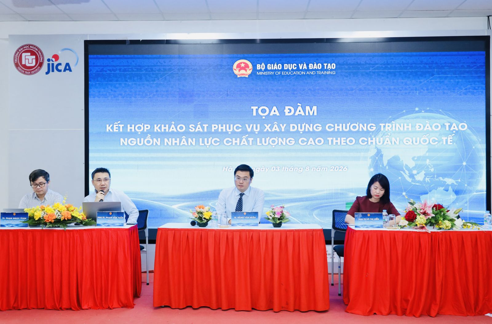 Đại diện Bộ GD-ĐT và nhóm chuyên gia chủ trì tọa đàm