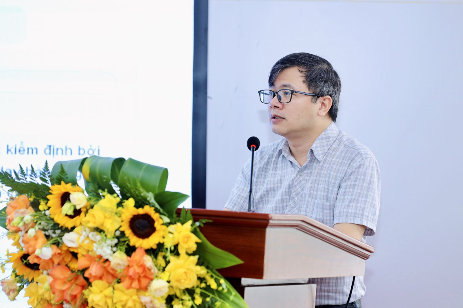 Đại diện nhóm Chuyên gia báo cáo tại tọa đàm