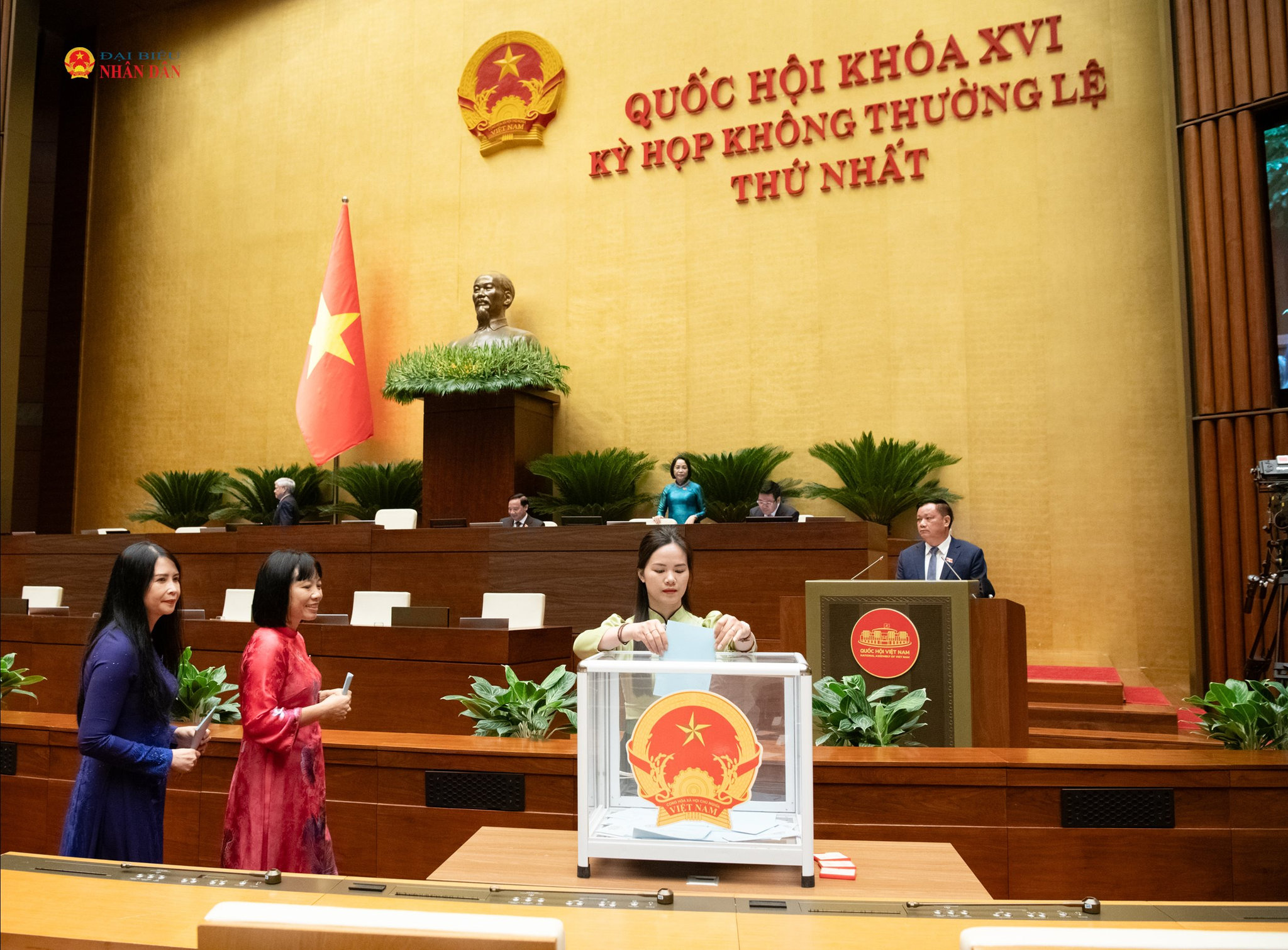 Các ĐBQH bỏ phiếu kín phê chuẩn việc bổ nhiệm Bộ trưởng Bộ Nội vụ nhiệm kỳ 2026 - 2031