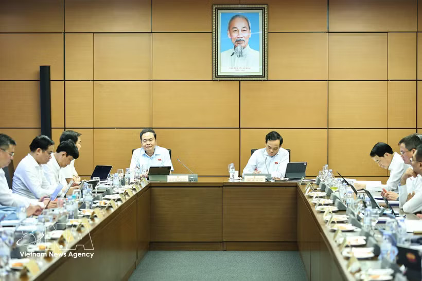 NA Chairman Tran Thanh Man (left) speaks at the group debate on August 3. (Photo: VNA)