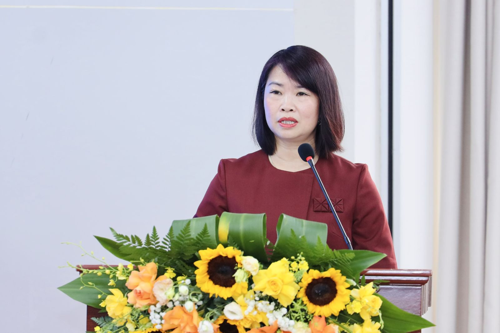 PGS.TS Vũ Thị Hiền, Phó Hiệu trưởng Trường Đại học Ngoại thương trao đôi tại tọa đàm