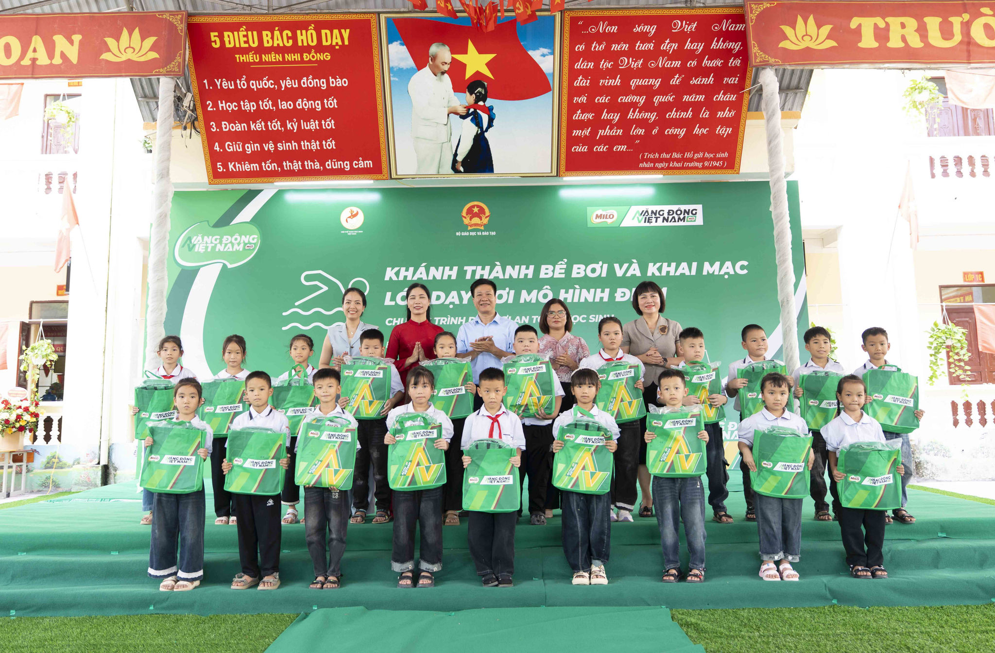 Tại buổi lễ, Nestlé Việt Nam đã trao tặng 40 phần quà gồm đồ dùng học tập và trang phục học bơi cho các em học sinh có hoàn cảnh khó khăn