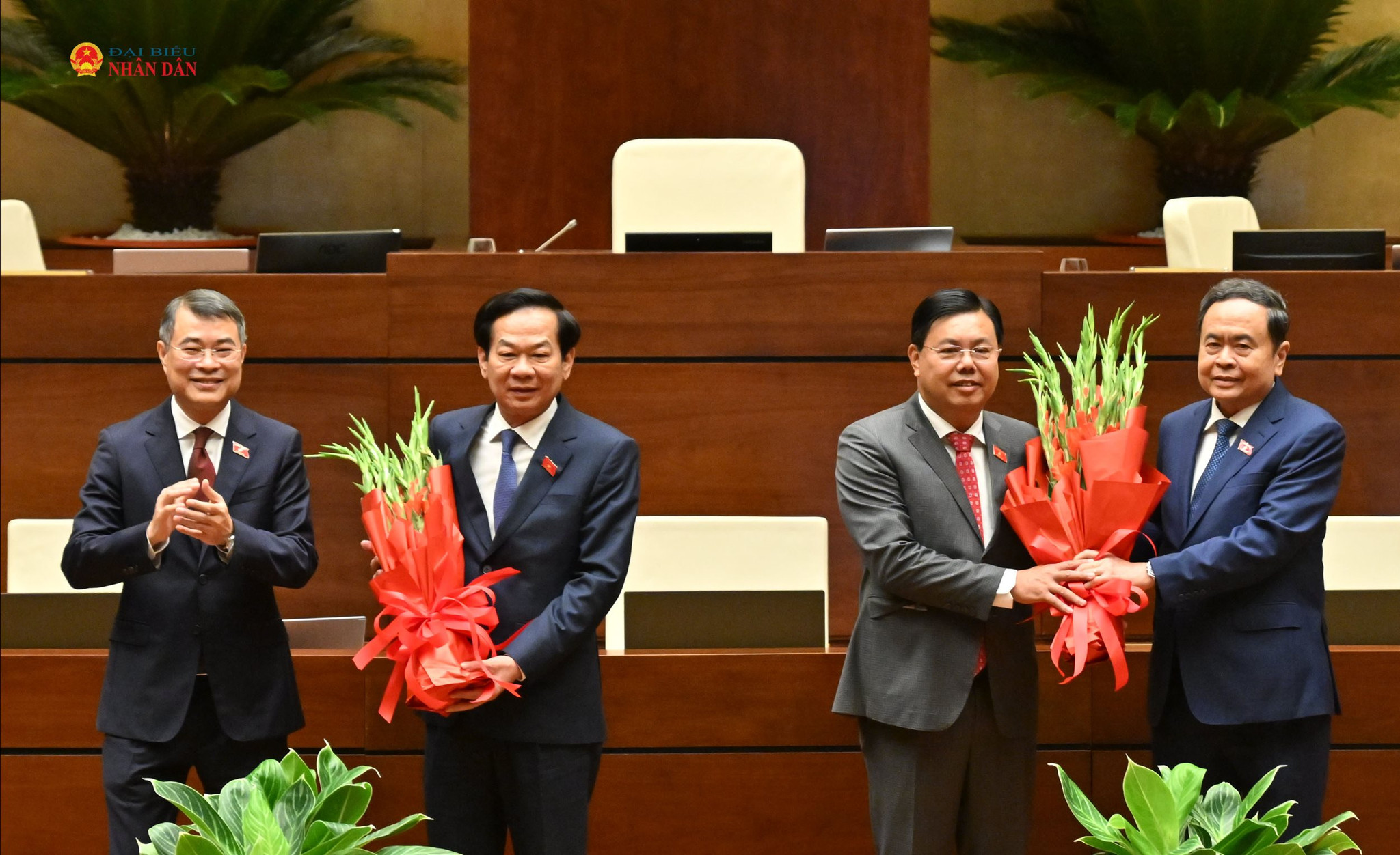 Thủ tướng Chính phủ Lê Minh Hưng và Chủ tịch Quốc hội Trần Thanh Mẫn tặng hoa chúc mừng