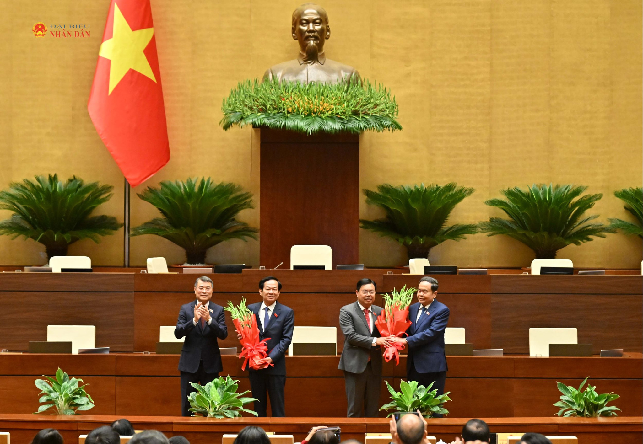 Thủ tướng Chính phủ Lê Minh Hưng và Chủ tịch Quốc hội Trần Thanh Mẫn tặng hoa chúc mừng