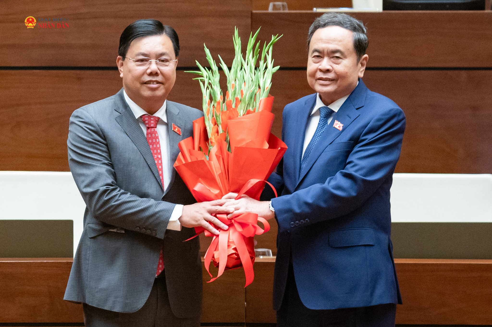 Chủ tịch Quốc hội Trần Thanh Mẫn tặng hoa chúc mừng tân Bộ trưởng Bộ Nội vụ Nguyễn Tiến Hải