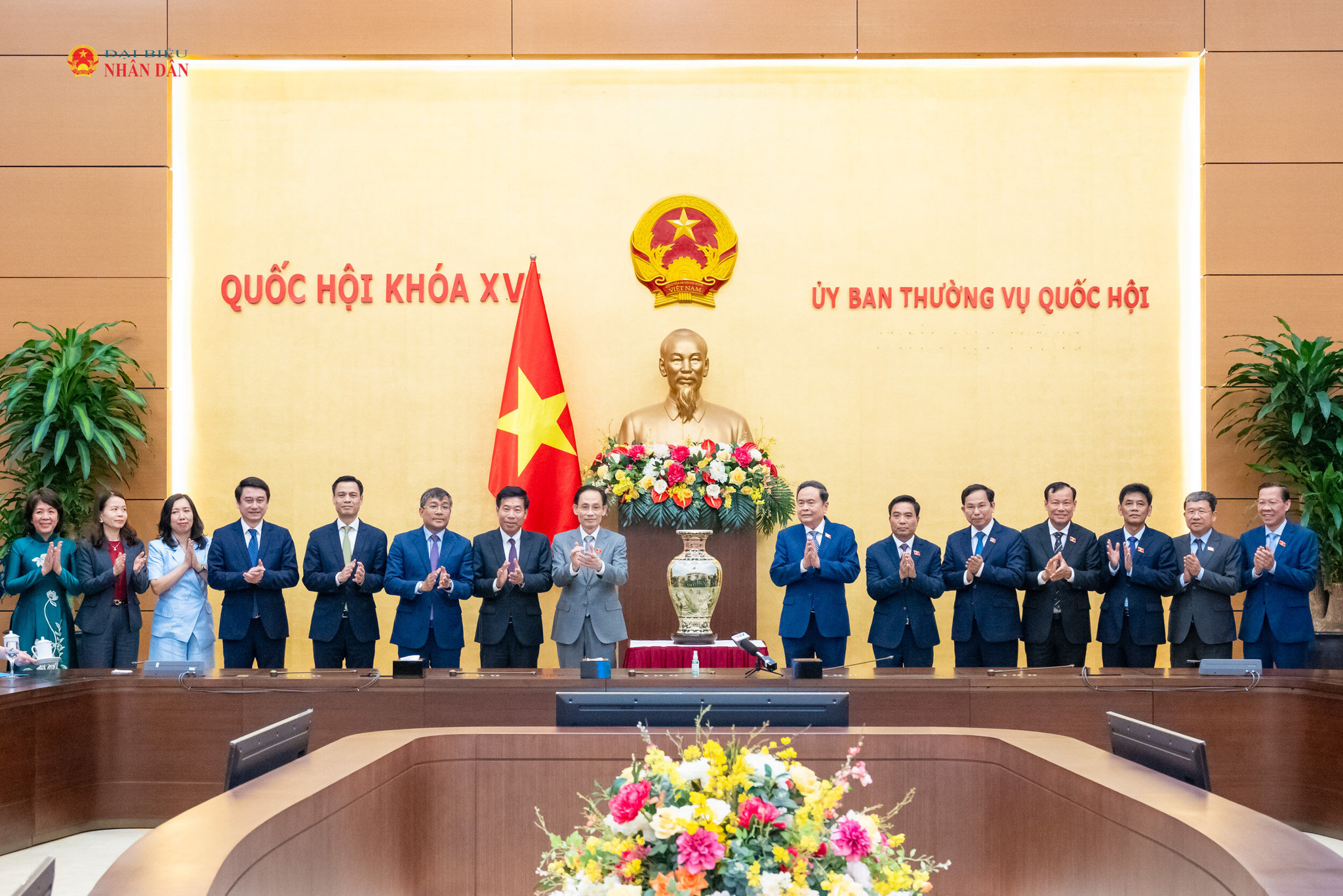 Chủ tịch Quốc hội Trần Thanh Mẫn trao quà kỷ niệm tặng Đoàn lãnh đạo Bộ Ngoại giao và các Đại sứ, Trưởng cơ quan đại diện Việt Nam ở nước ngoài