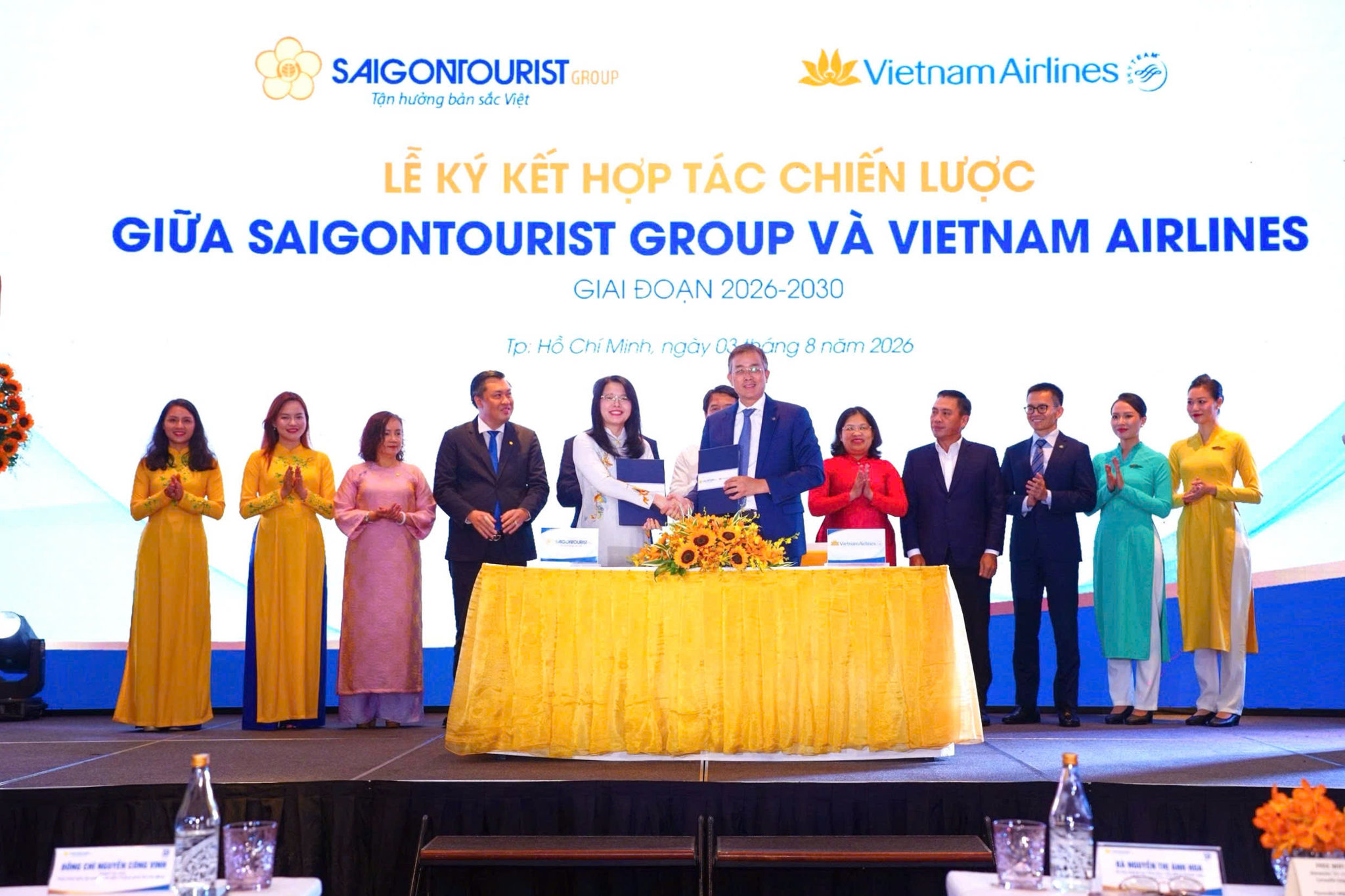 Ảnh 2_ Chủ tịch Hội đồng quản trị Vietnam Airlines Đặng Ngọc Hòa và Chủ tịch Hội đồng thành viên Saigontourist Group Nguyễn Thị Ánh Hoa trao biên bản ký kết hợp tác.