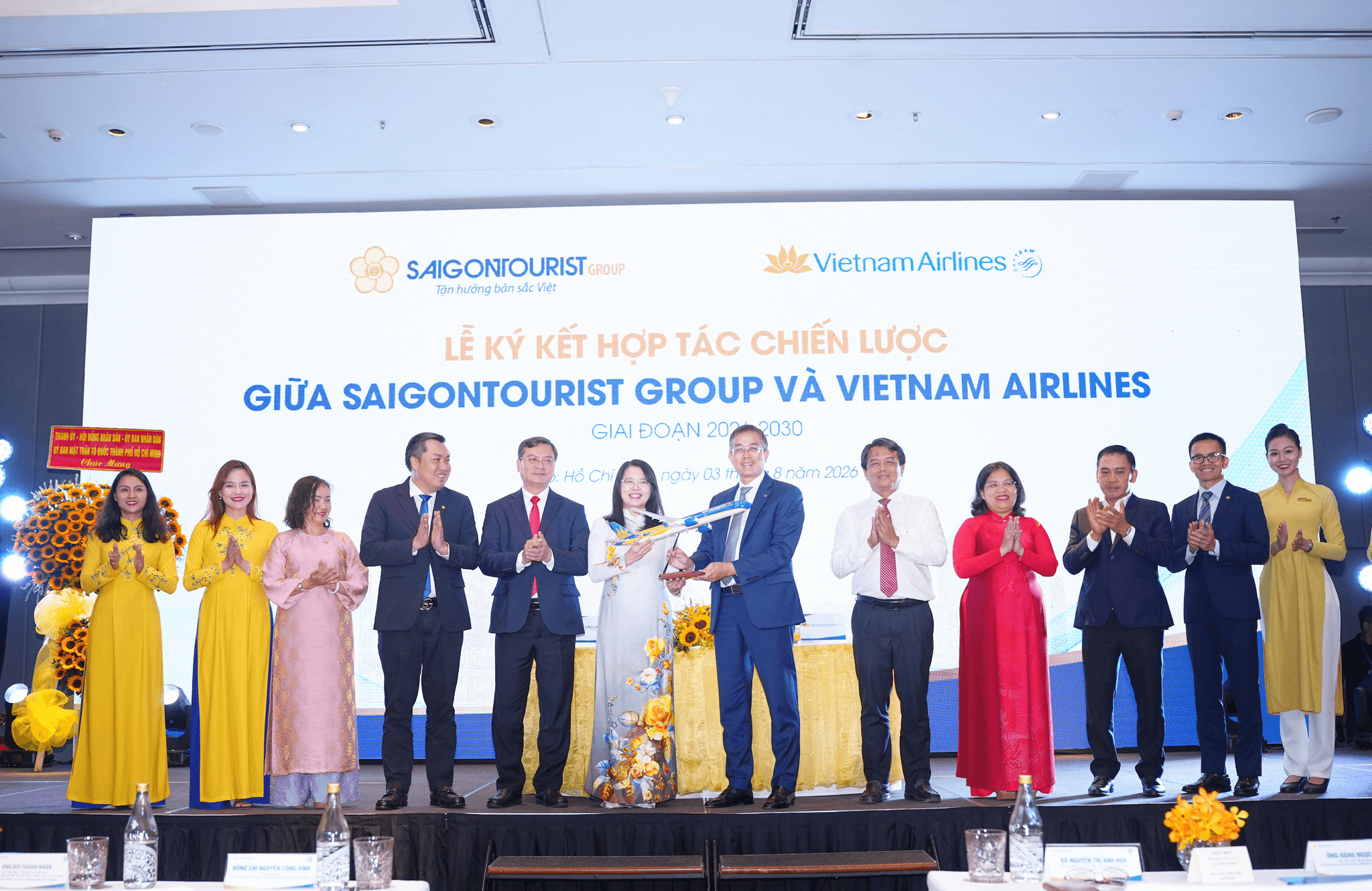 Ảnh 3_ Chủ tịch Hội đồng quản trị Vietnam Airlines Đặng Ngọc Hòa trao quà lưu niệm tới đại diện lãnh đạo Saigontourist Group.