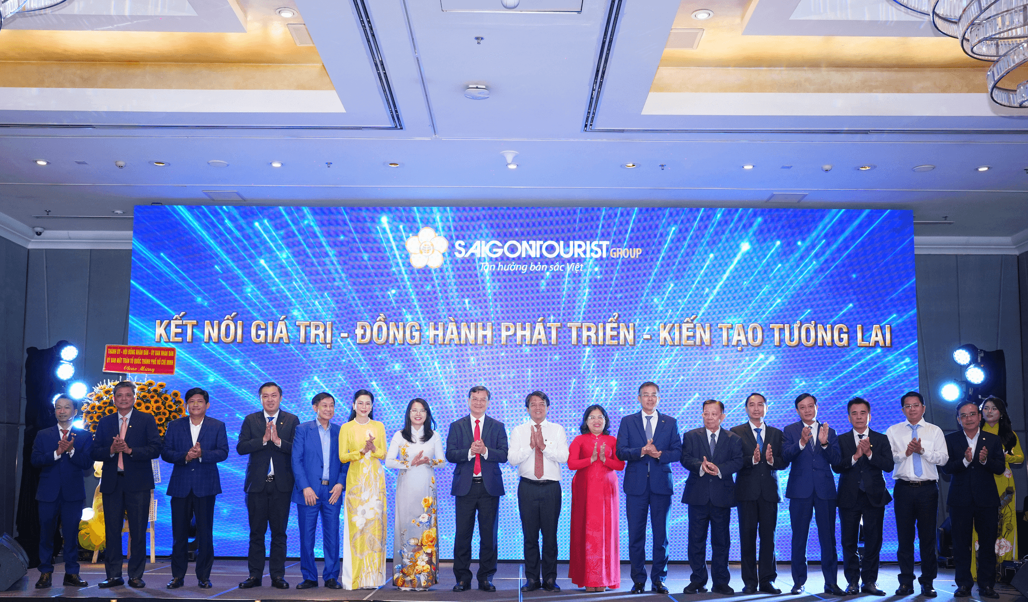 Ảnh 4_ Lãnh đạo Vietnam Airlines và Saigontourist Group cùng các đại biểu tham dự lễ ký kết, khẳng định cam kết kết nối giá trị, đồng hành phát triển và kiến tạo tương lai.