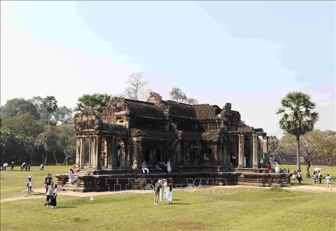Tourists visit Angkor Archaeological Park in Siem Reap. (Photo: VNA)