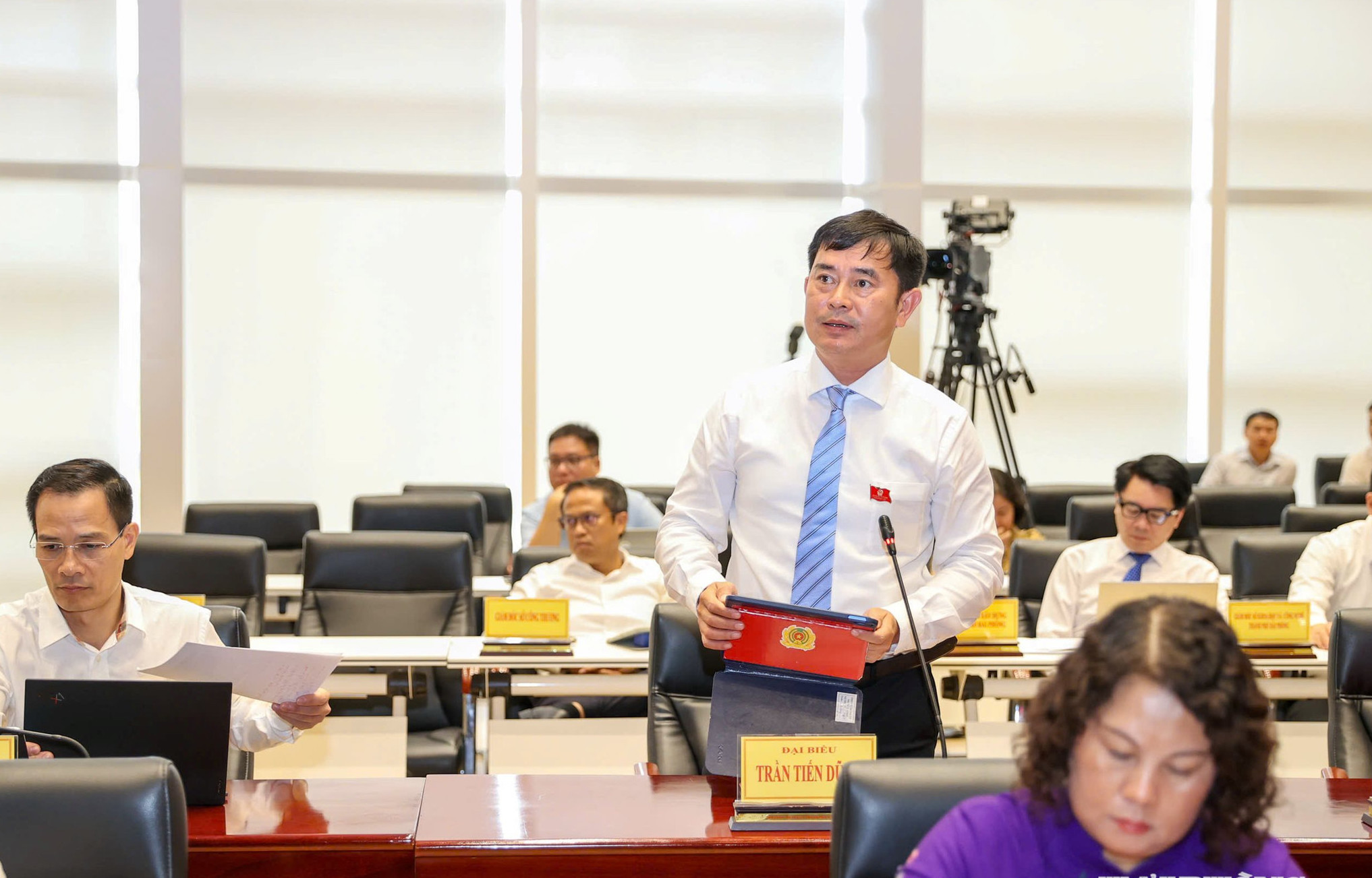 Đại biểu Trần Tiến Dũng, Chủ tịch Hội đồng Quản trị Công ty CP Đầu tư Sao Á D.C chất vấn Giám đốc Sở Xây dựng. Ảnh Thành Chung
