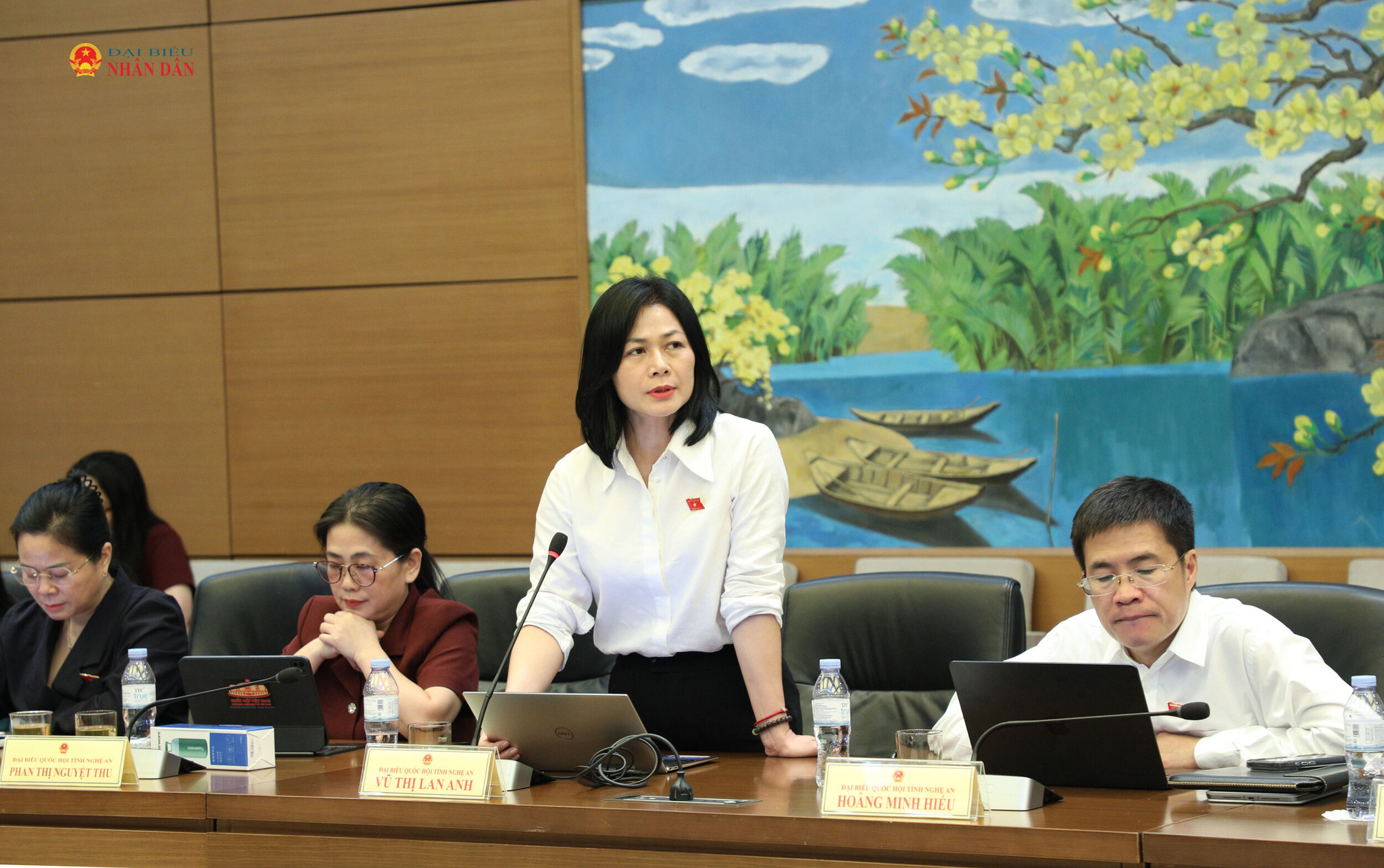 Đại biểu Vũ Thị Lan Anh (Nghệ An) phát biểu thảo luận tại tổ