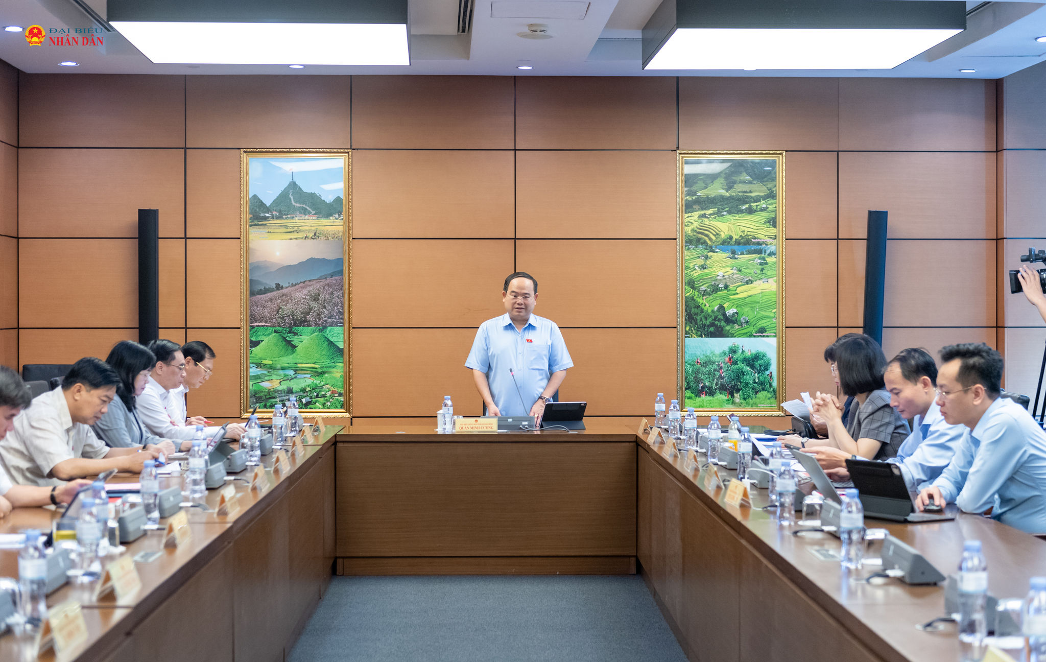 Quang cảnh phiên thảo luận Tổ 14. Ảnh: Mạnh Hưng