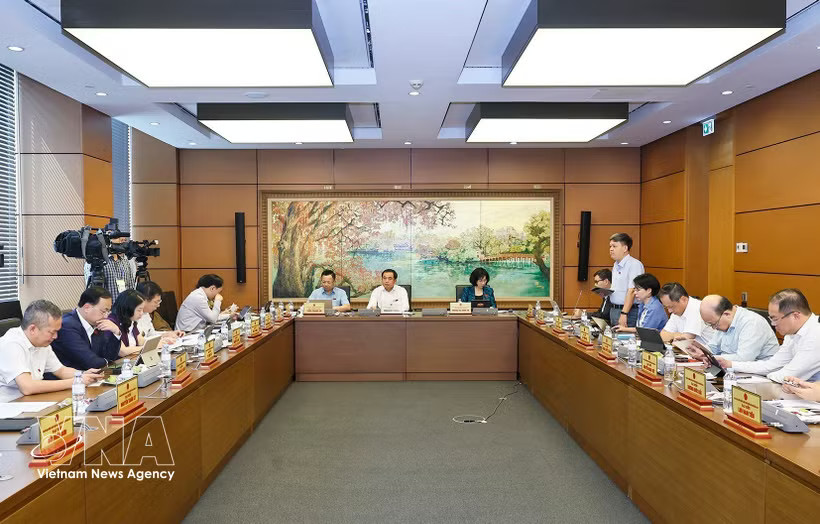 Hanoi's delegation of National Assembly deputies holds group discussions as part of 16th National Assembly's first extraordinary session on August 4. (Photo: VNA)