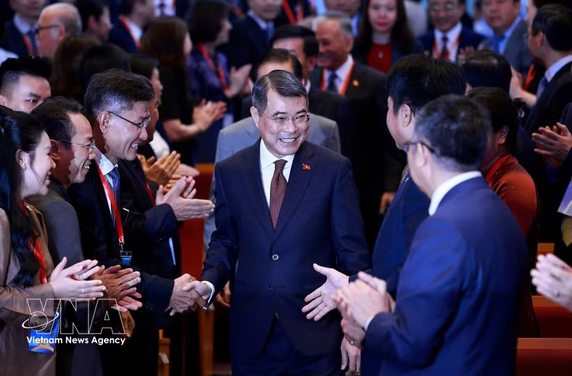 Prime Minister Le Minh Hung (C) is welcomed at the plenary session of the 33rd Diplomatic Conference in Hanoi on August 4. (Photo: VNA)