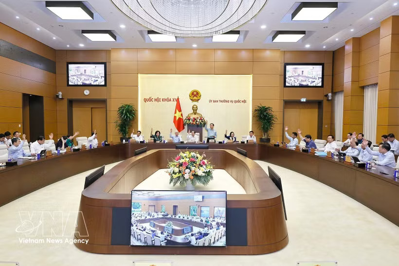 The National Assembly Standing Committee votes and approves the submission of the proposals on the establishment of Quang Ninh and Bac Ninh cities to the 16th-tenure legislature. (Photo: VNA)