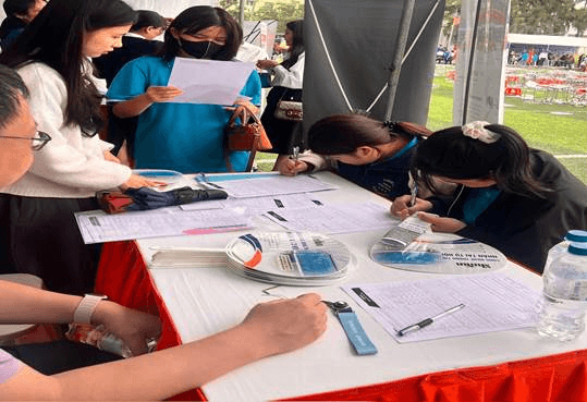 Người lao động, học sinh, sinh viên tham gia tư vấn nghề nghiệp, đăng ký tuyển dụng tại gian hànởNgày hội việc làm tỉnh Bắc Ninh năm 202.