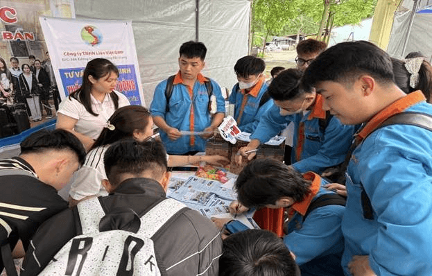 Người lao động nghe tư vấn tuyển dụng tại Ngày hội việc làm tổ chức ở trường Cao đẳng cơ điện và xây dựng Bắc Ninh. Ảnh VLBN