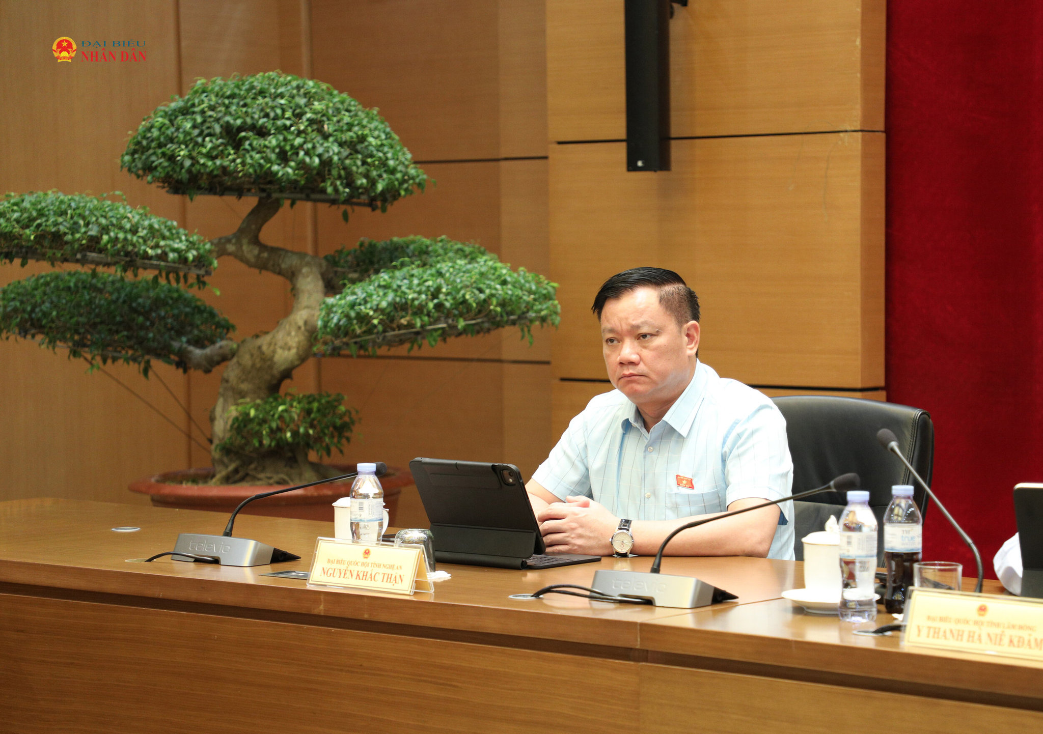 Trưởng Đoàn ĐBQH tỉnh Nghệ An Nguyễn Khắc Thận tham dự buổi thảo luận tổ