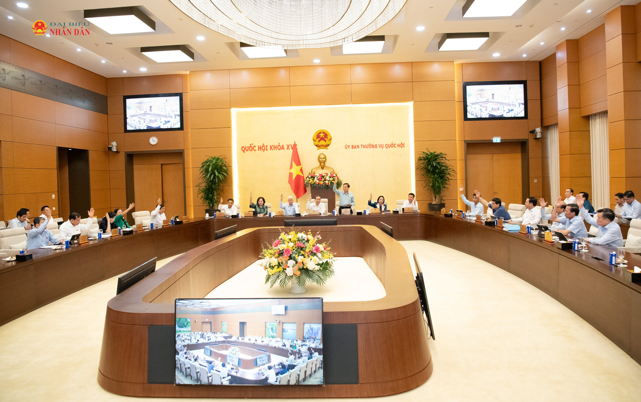 ubtvqh-bieu-quyet-thong-qua-nghi-quyet...2.jpg