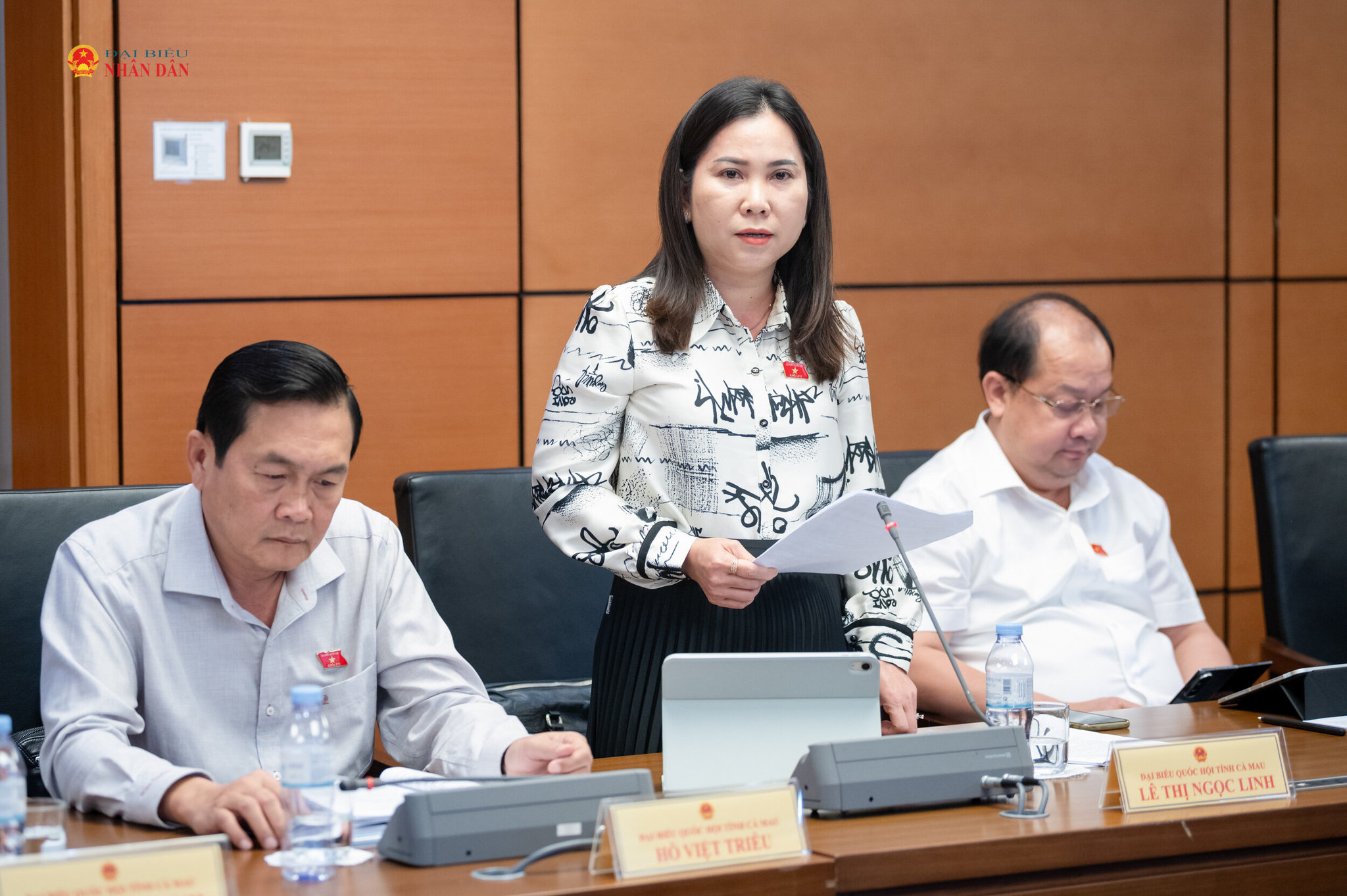 ĐBQH Lê Thị Ngọc Linh (Cà Mau) phát biểu thảo luận tại Tổ 8