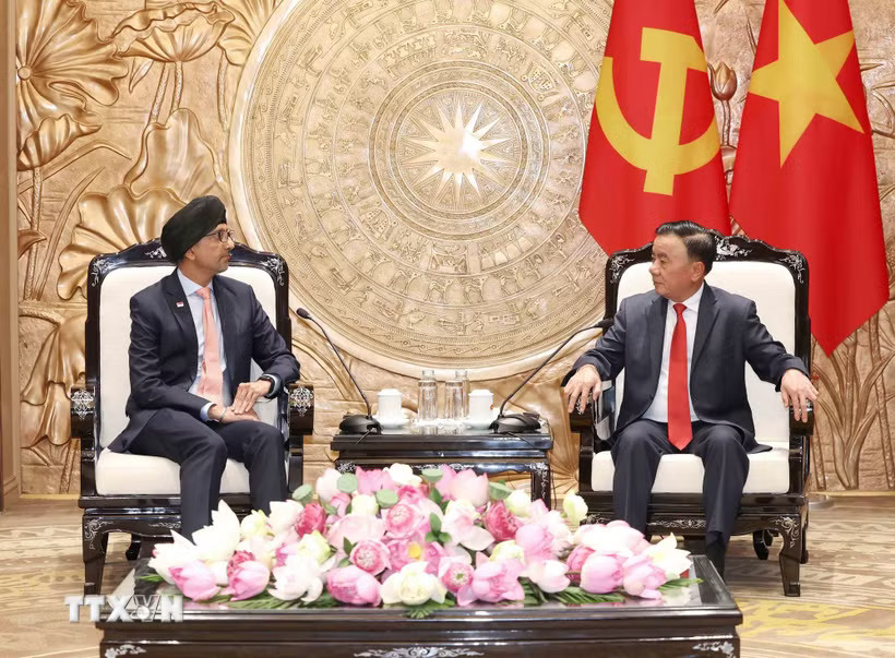 Đồng chí Trần Cẩm Tú, Ủy viên Bộ Chính trị, Thường trực Ban Bí thư tiếp Đại sứ Singapore tại Việt Nam Rajpal Singh. (Ảnh: Phương Hoa/TTXVN)