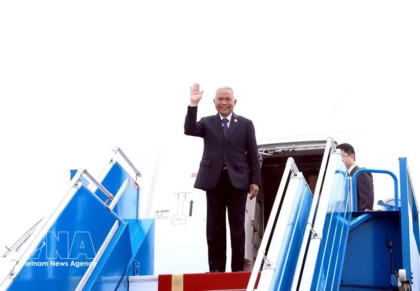 President of the National Assembly and Speaker of the House of Representatives of Thailand Sophon Zaram arrives in Hanoi on August 5 morning. (Photo: VNA)