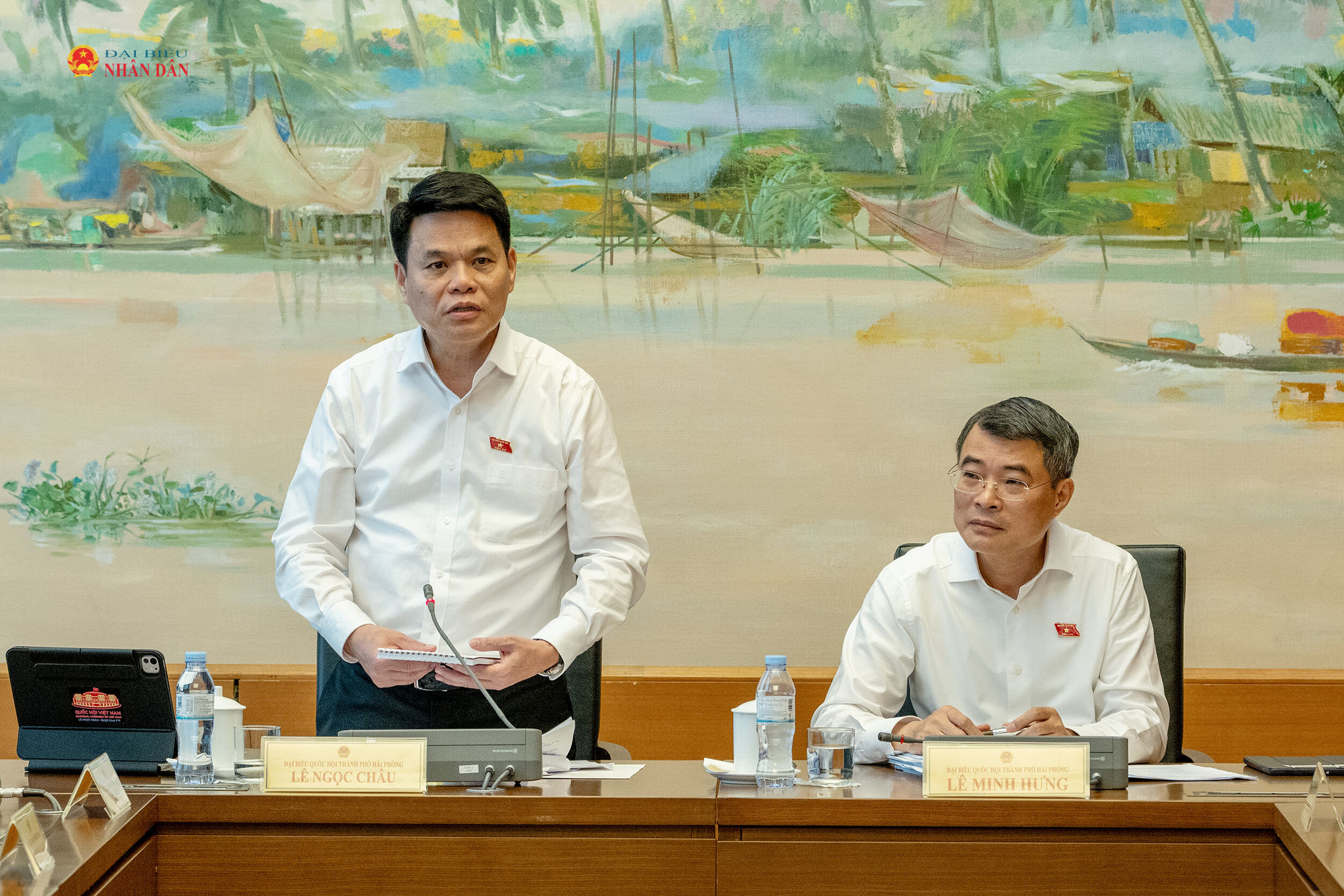 Bí thư Thành ủy, Trưởng đoàn Đại biểu Quốc hội thành phố Hải Phòng Lê Ngọc Châu điều hành phiên thảo luận sáng 5/8