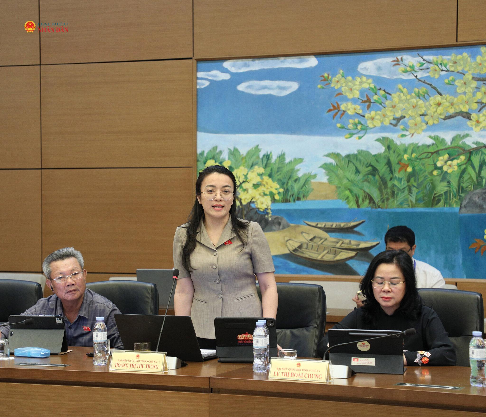 ĐBQH Hoàng Thị Thu Trang (Nghệ An) phát biểu.