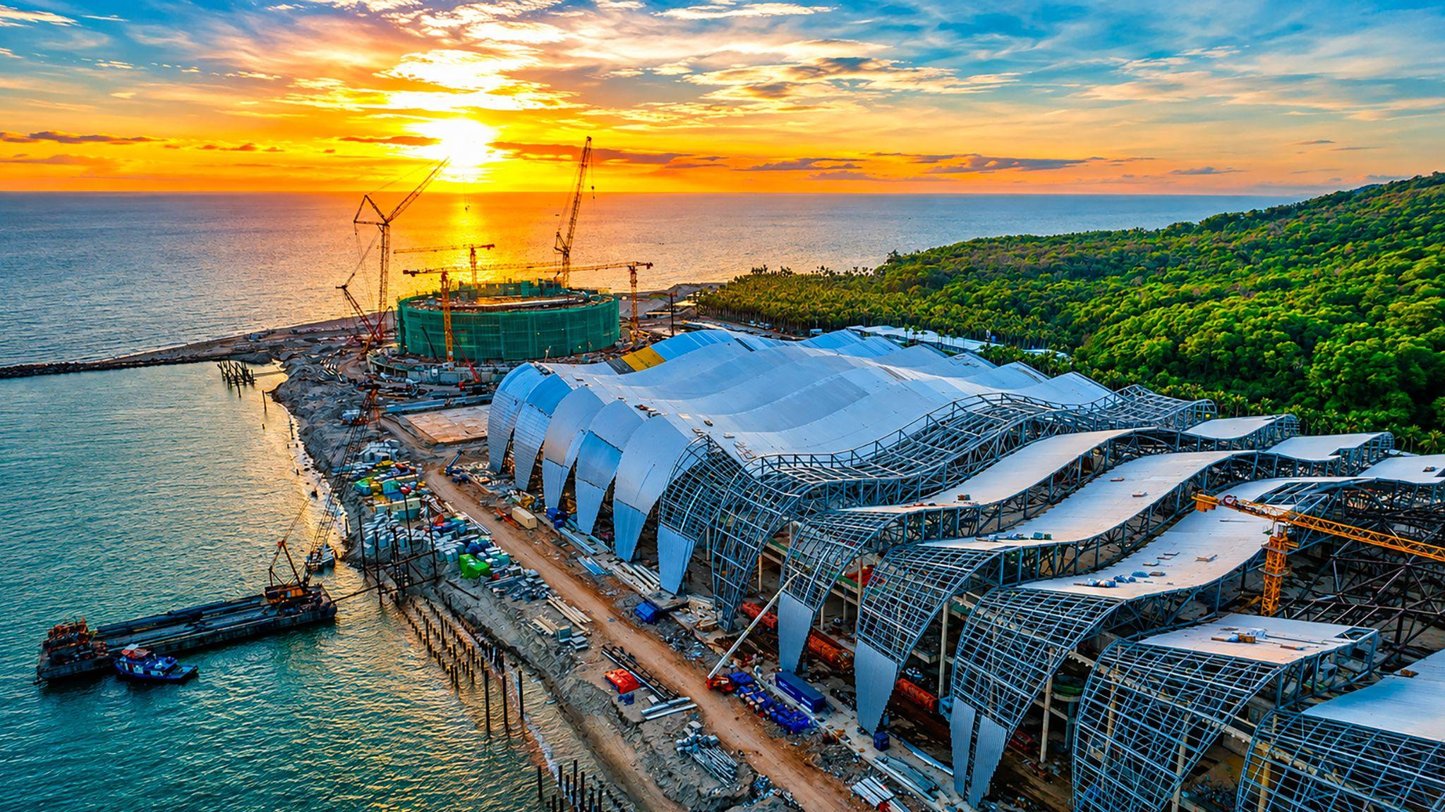 Toàn cảnh tổ hợp Trung tâm Hội nghị APEC đang thành hình tại Phú Quốc. Chỉ khoảng hai tháng trước, khu vực này vẫn là một đại công trường ngổn ngang. Đến đầu tháng 8, phần kết cấu bê tông của hai công trình chính đã gần hoàn tất, tạo nên sự thay đổi rõ rệt về diện mạo. Ảnh: Hoàng Hà