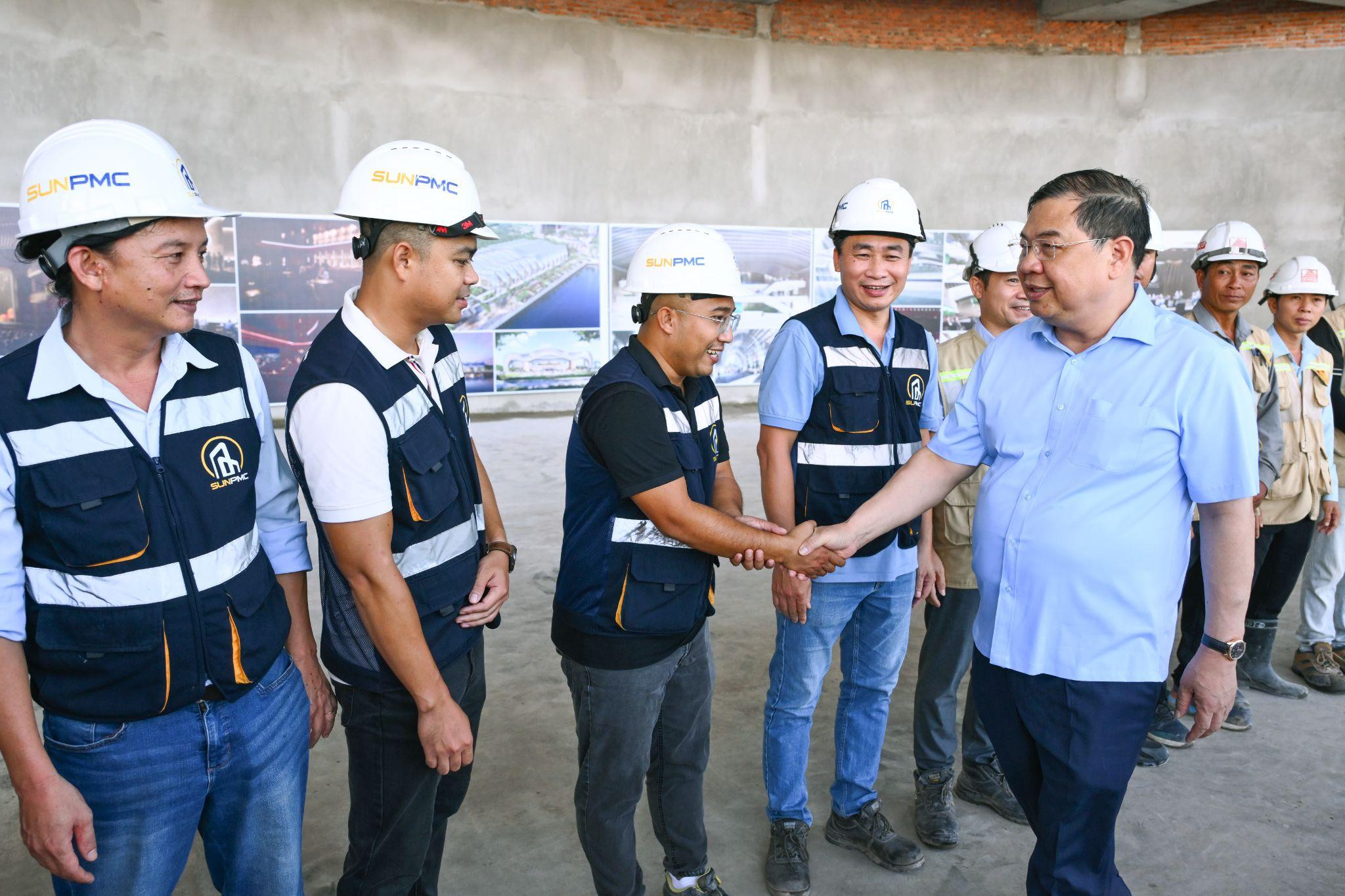 Trong chuyến công tác tại Phú Quốc ngày 1-2/8, Phó thủ tướng Thường trực Phạm Gia Túc cùng đoàn công tác Trung ương trực tiếp thị sát Trung tâm tổ chức hội nghị và Nhà hát APEC. Đây là lần thứ hai trong gần ba tháng Phó thủ tướng trực tiếp kiểm tra hiện trường. Ông đánh giá tiến độ tổng thể cơ bản đáp ứng yêu cầu, đặc biệt ghi nhận sự thay đổi nhanh chóng của công trường so với lần kiểm tra trước. Ảnh: Hoàng Hà