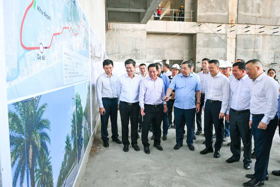 Riêng Nhà hát APEC, Phó Thủ tướng Phạm Gia Túc lưu ý, cần có phương án bù tiến độ cụ thể cho phần kết cấu thép và xây thô nhưng không được đánh đổi chất lượng, an toàn để chạy theo thời hạn. Hai công trình phải đồng bộ về kiến trúc, kỹ thuật và điều kiện vận hành khi hoàn thành. Ảnh: Hoàng Hà