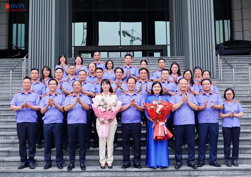 Đồng chí Trần Hải Quân, Phó Viện trưởng VKSND tối cao, cùng lãnh đạo, nguyên lãnh đạo Báo BVPL và cán bộ, viên chức, người lao động Báo BVPL chụp ảnh lưu niệm.